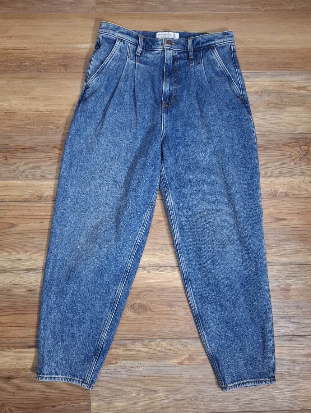 Abercrombie & Fitch Pleated High Rise 80s Mom Jeans Womrn's 29 8 Blue Acid Wash
